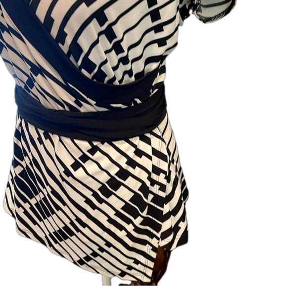 Le Chateau XL black and white V neck belted stretchy asymmetrical top - Picture 3 of 8